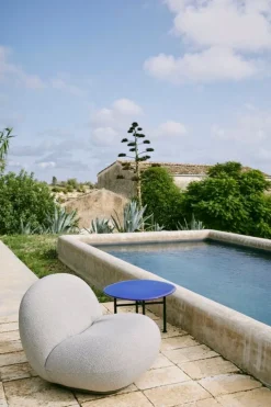 GUBI Carmel soffbord, 60 x 60 cm, halvmatt svart - stillahavsblå