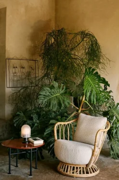 GUBI Carmel soffbord, 60 x 60 cm, svart - klippröd