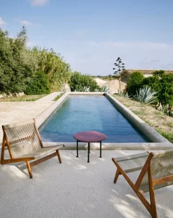 GUBI Carmel soffbord, 60 x 60 cm, svart - klippröd