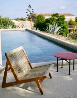 GUBI Carmel soffbord, 60 x 60 cm, svart - klippröd