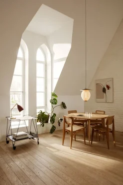 GUBI C-Chair, cane - oljad valnöt