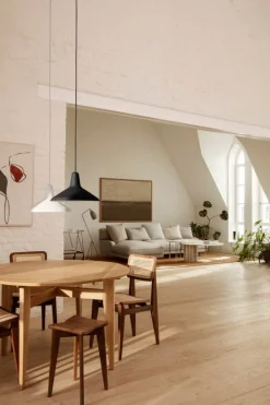 GUBI C-Chair, cane - oljad valnöt