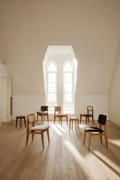 GUBI C-Chair, rotting - svartbetsad ek