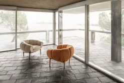 GUBI Croissant loungefåtölj, oljad ek - Chamois Cuoio 1708