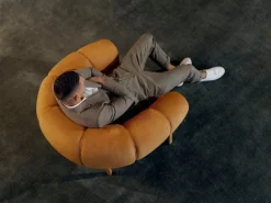 GUBI Croissant loungefåtölj, oljad ek - Chamois Cuoio 1708