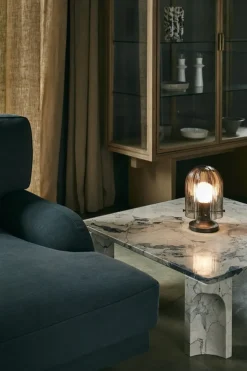 GUBI Doric soffbord, 80 x 80 cm, elektriskt grå kalksten