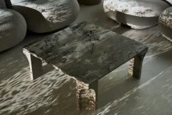 GUBI Doric soffbord, 80 x 80 cm, elektriskt grå kalksten