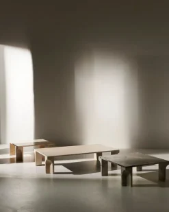 GUBI Doric soffbord, 80 x 80 cm, elektriskt grå kalksten