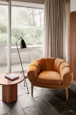 GUBI Epic soffbord, runt, 60 cm, röd travertin