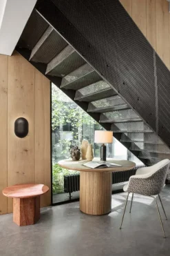 GUBI Epic soffbord, runt, 60 cm, röd travertin