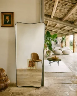 GUBI F.A. 33 spegel, stor, svart mässing