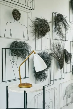 GUBI Gräshoppa bordslampa, alabaster vit, glansig