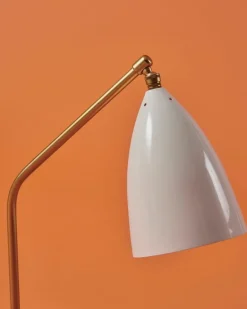 GUBI Gräshoppa bordslampa, alabaster vit, glansig