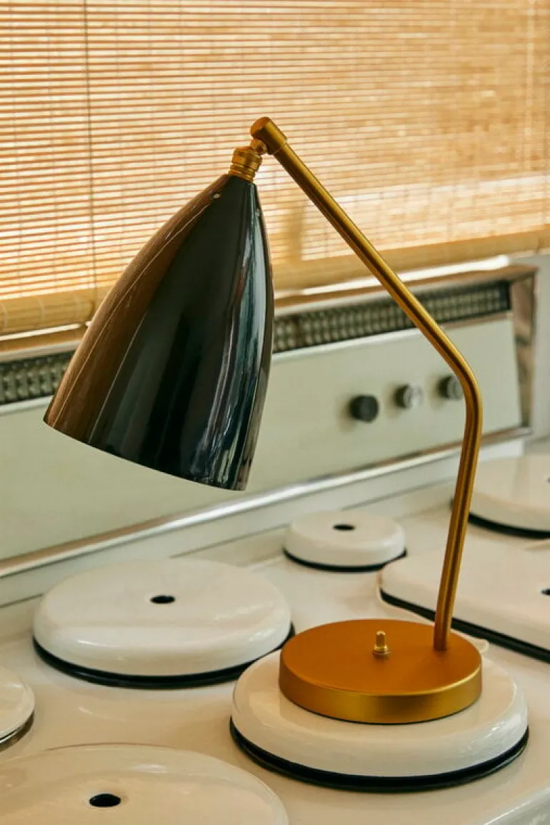 GUBI Gräshoppa bordslampa, svart, glansig