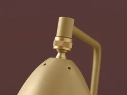 GUBI Gräshoppa golvlampa, olive brown