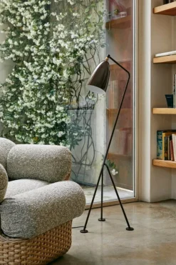 GUBI Gräshoppa golvlampa, valnötsbrun, glansig