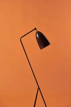 GUBI Gräshoppa golvlampa, valnötsbrun, glansig