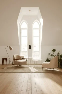 GUBI Gräshoppa golvlampa, warm grey