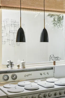 GUBI Gräshoppa taklampa, svart, glansig