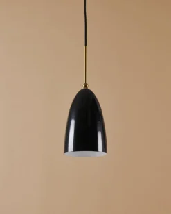 GUBI Gräshoppa taklampa, svart, glansig