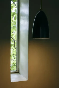 GUBI Gräshoppa taklampa, svart, glansig