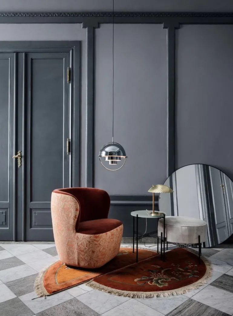 GUBI Gubi spegel, svart mässing