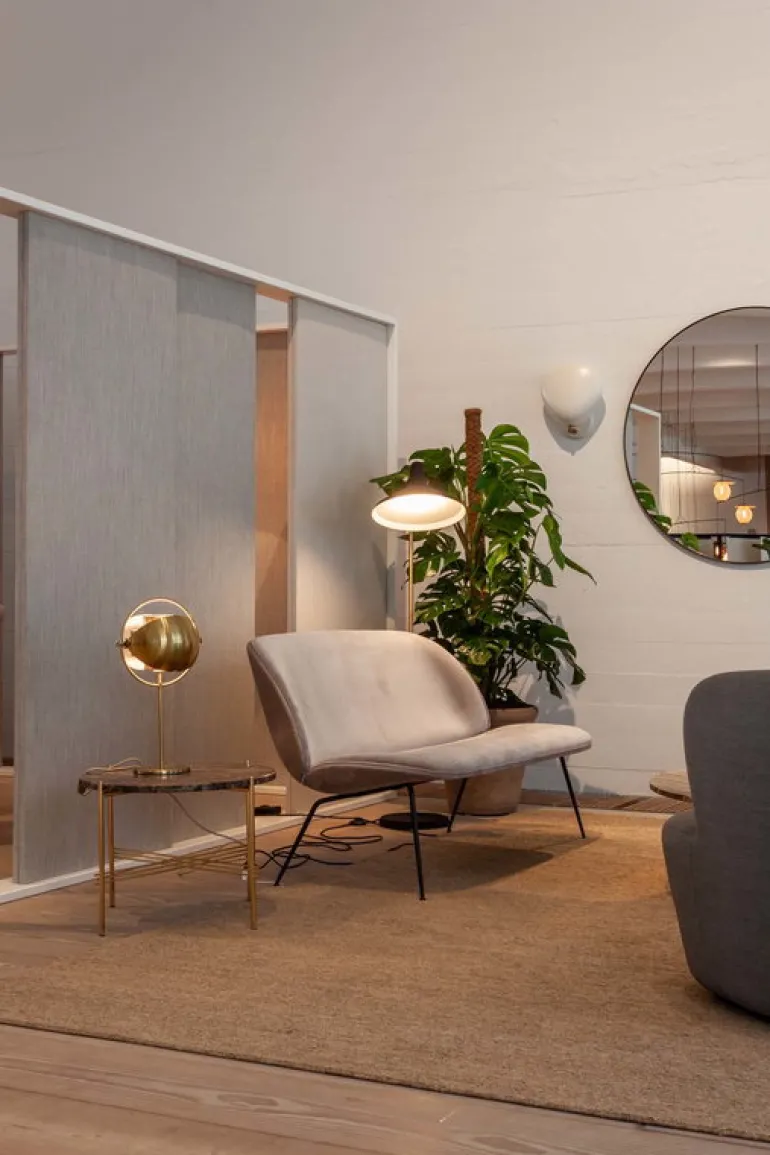 GUBI Gubi spegel, svart mässing