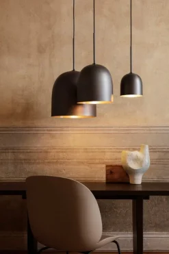 GUBI Howard liten hänglampa, mässing i gunmetal