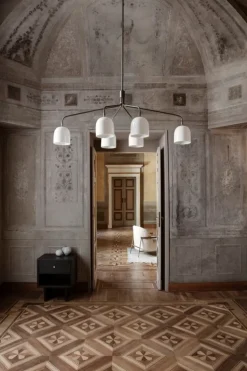 GUBI Howard ljuskrona, 6 armar, benporslin