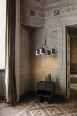 GUBI Howard ljuskrona, 4 armar, kort, mässing i gunmetal