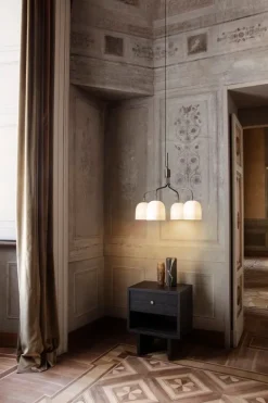 GUBI Howard ljuskrona, 4 armar, kort, benporslin