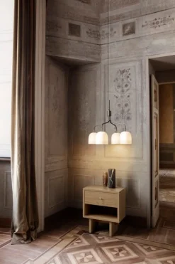 GUBI Howard ljuskrona, 4 armar, kort, benporslin