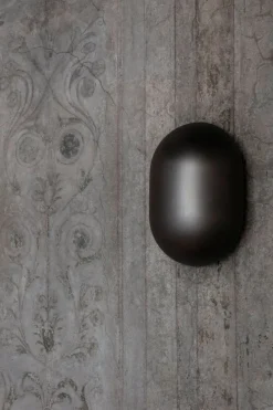 GUBI Howard vägglampa, mässing i gunmetal