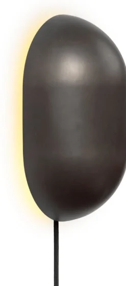 GUBI Howard vägglampa, mässing i gunmetal