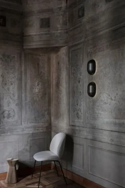 GUBI Howard vägglampa, mässing i gunmetal