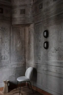 GUBI Howard vägglampa, mässing i gunmetal