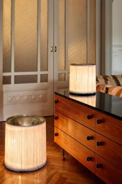 GUBI Model 597 bordslampa, polerat aluminium - gräddfärgade fransar