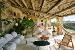 GUBI MR01 Initial Outdoor fåtölj, oljad iroko