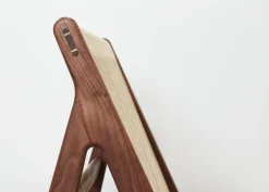 GUBI MR01 Initial stol, oljad valnöt