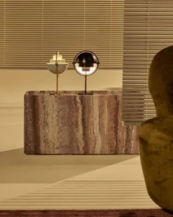 GUBI Multi-lite bärbar bordslampa, mässing - pastellgrå