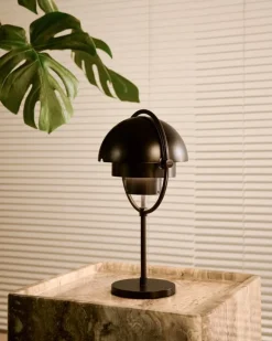 GUBI Multi-Lite bärbar bordslampa, svart mässing