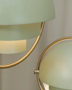 GUBI Multi-Lite pendellampa, liten, mässing - desert sage