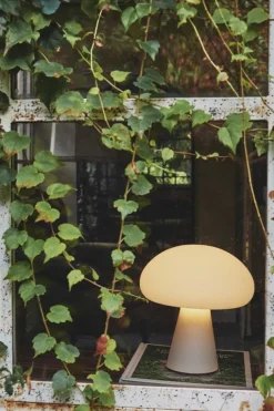 GUBI Obello bärbar bordslampa, frostat glas