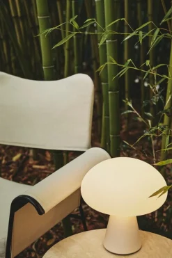 GUBI Obello bärbar bordslampa, frostat glas