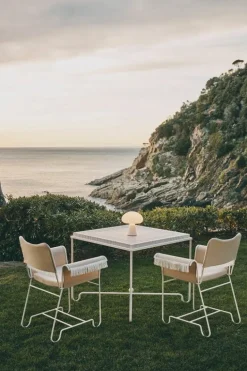 GUBI Obello bärbar bordslampa, frostat glas