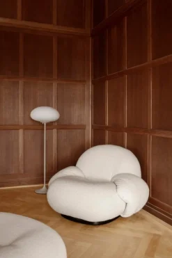 GUBI Pacha fåtölj med armstöd, pearl gold - Karakorum 001