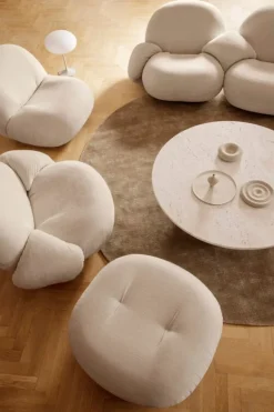 GUBI Pacha fåtölj med armstöd, pearl gold - Karakorum 001