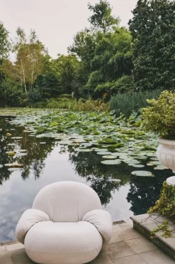 GUBI Pacha Outdoor loungefåtölj med armstöd, svängbar bas, Lorkey 40