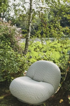 GUBI Pacha Outdoor loungefåtölj, svängbar bas, Libera 003