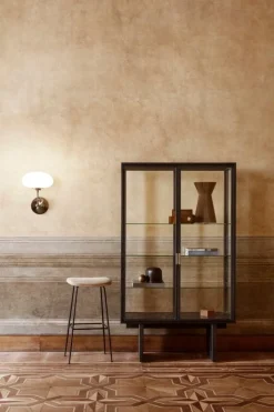 GUBI Private vitrin, svart / brunbetsad ek